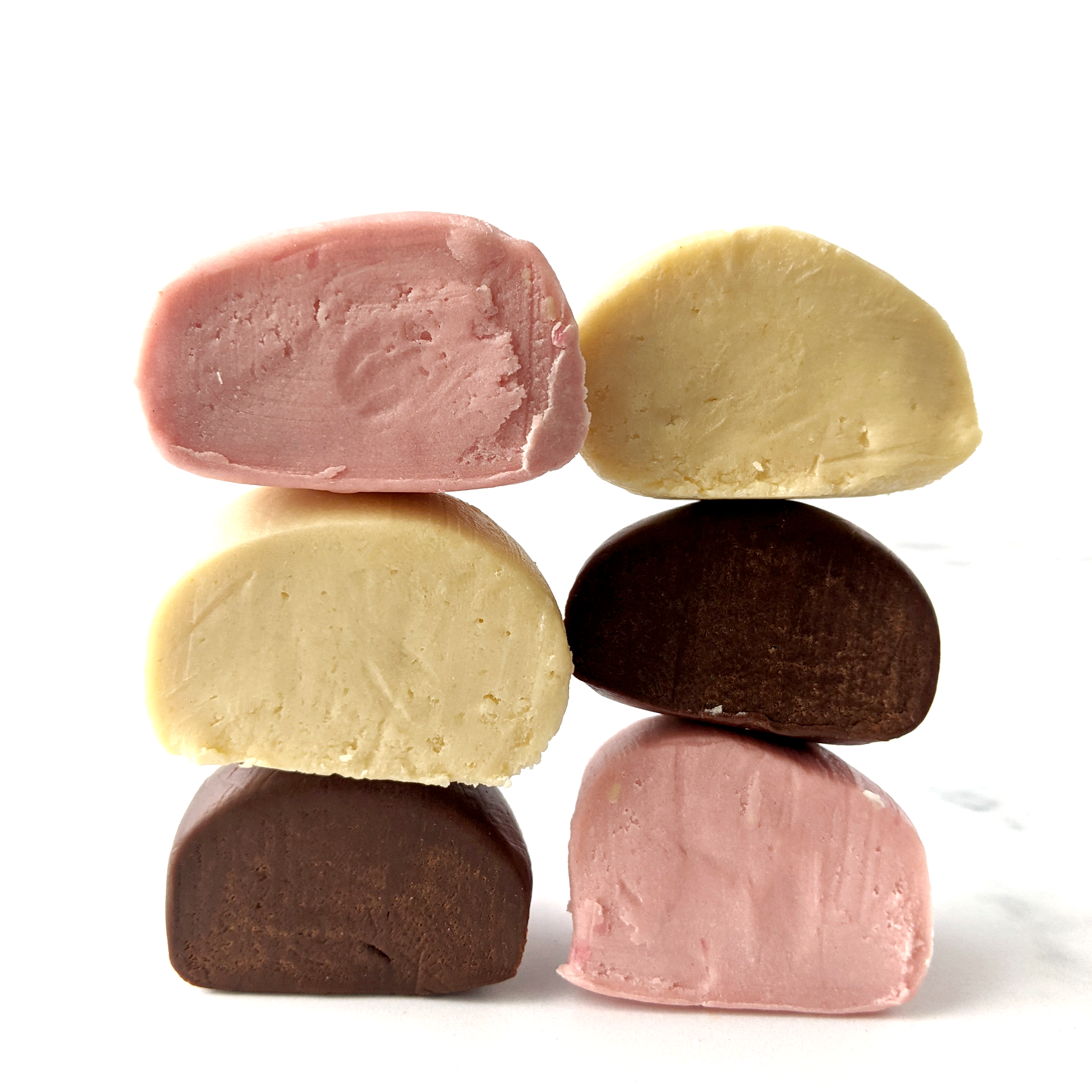 Pâte à modeler en chocolat végane, sans gluten et sans allergènes. La pâte à modeler est disponible en 3 couleurs : rose, jaune et marron. 