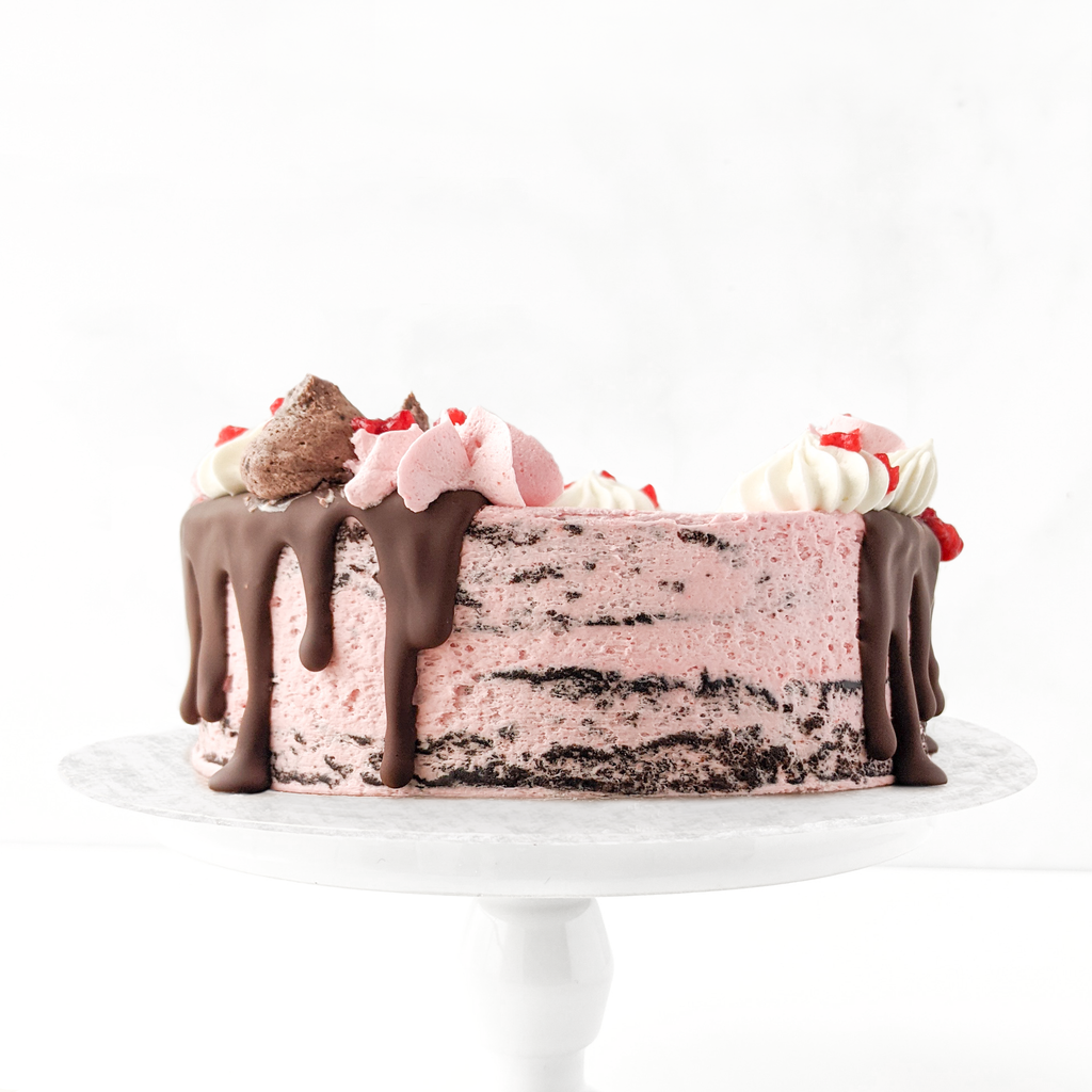 Gâteau végane et sans allergènes à la framboise et avec gâteau au chocolat vu de côté.