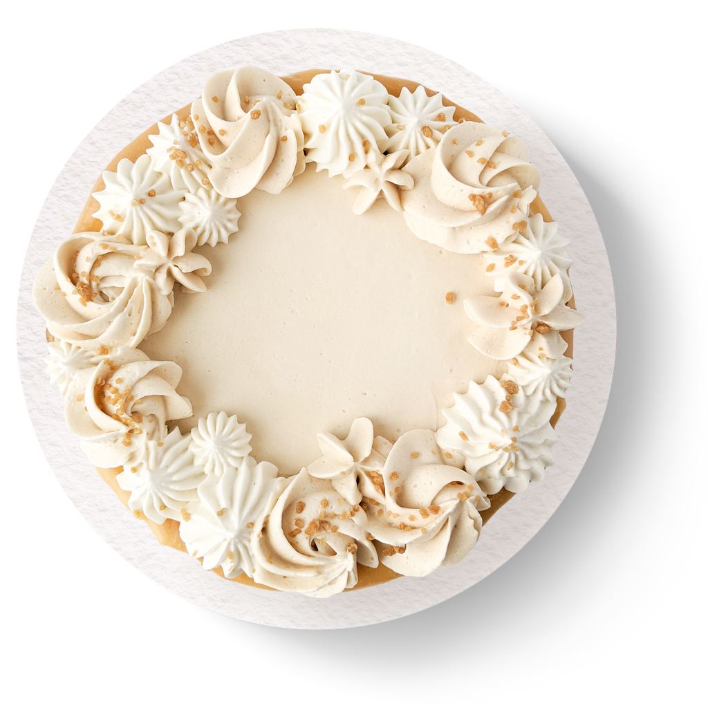 Gâteau érable végane et sans allergènes avec gâteau à la vanille et coulis au caramel vu de haut.