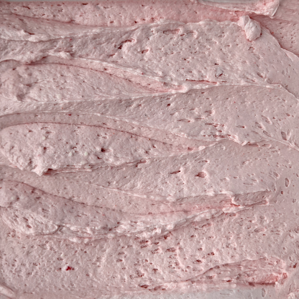 Glaçage à la fraise végane, sans gluten et sans allergènes.