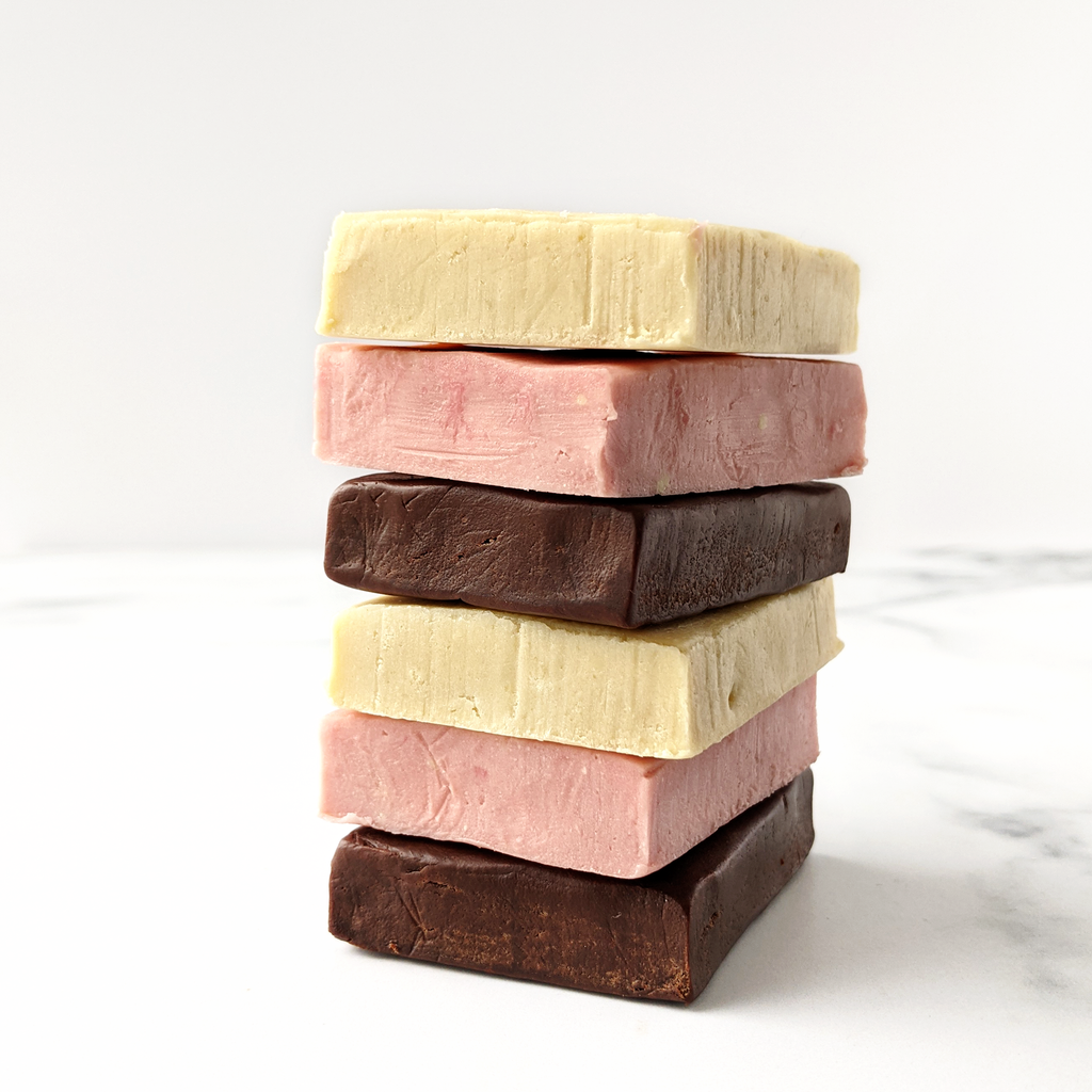 Pâte à modeler en chocolat végane, sans gluten et sans allergènes. La pâte à modeler est disponible en 3 couleurs : rose, jaune et marron.