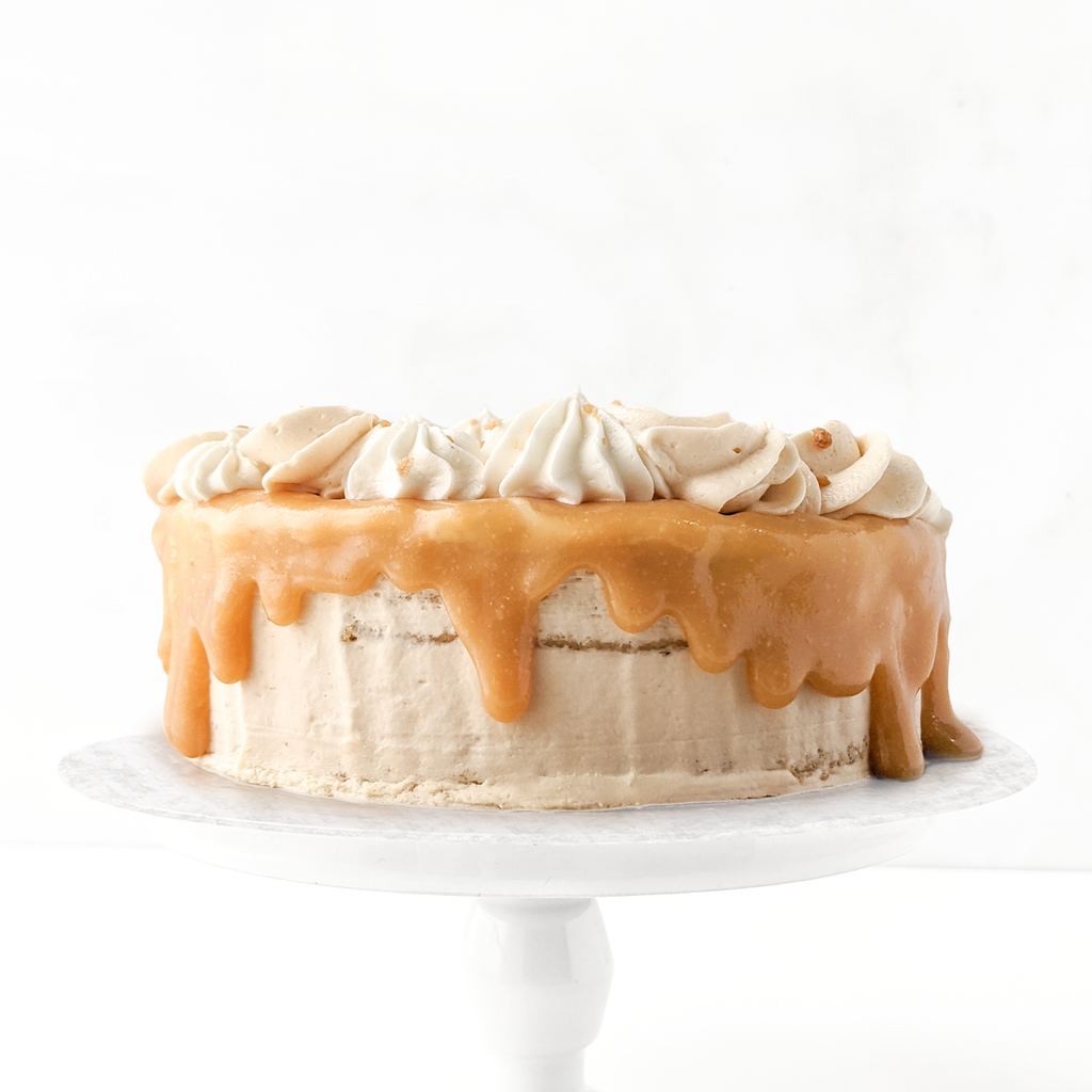 Gâteau érable végane et sans allergènes avec gâteau à la vanille et coulis au caramel vu de côté.