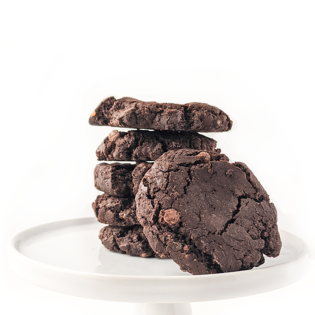 Idée de présentation des biscuits double chocolat après avoir réalisé la recette en utilisant le mélange. Certifié vegane, sans gluten et sans les 10 allergènes prioritaires. 