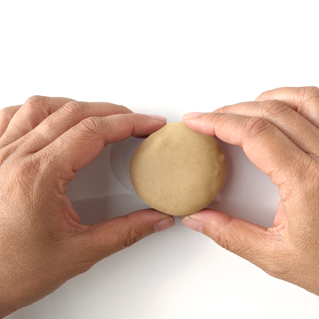 Pâte à modeler en chocolat jaune végane, sans gluten et sans allergènes. Idée de présentation de la pâte à modeler.