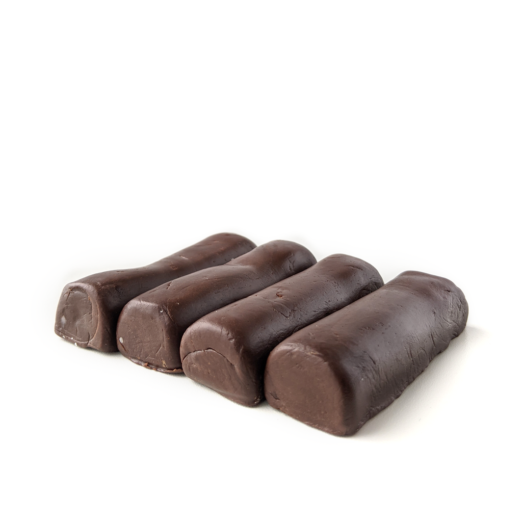 Pâte à modeler en chocolat marron végane, sans gluten et sans allergènes. Idée de présentation de la pâte à modeler.