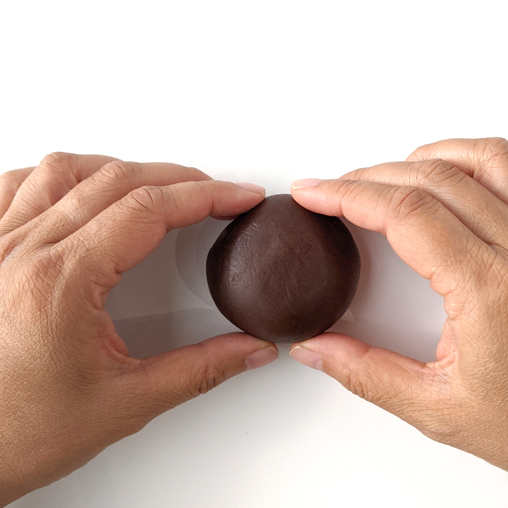 Pâte à modeler en chocolat marron végane, sans gluten et sans allergènes. Idée de présentation de la pâte à modeler.